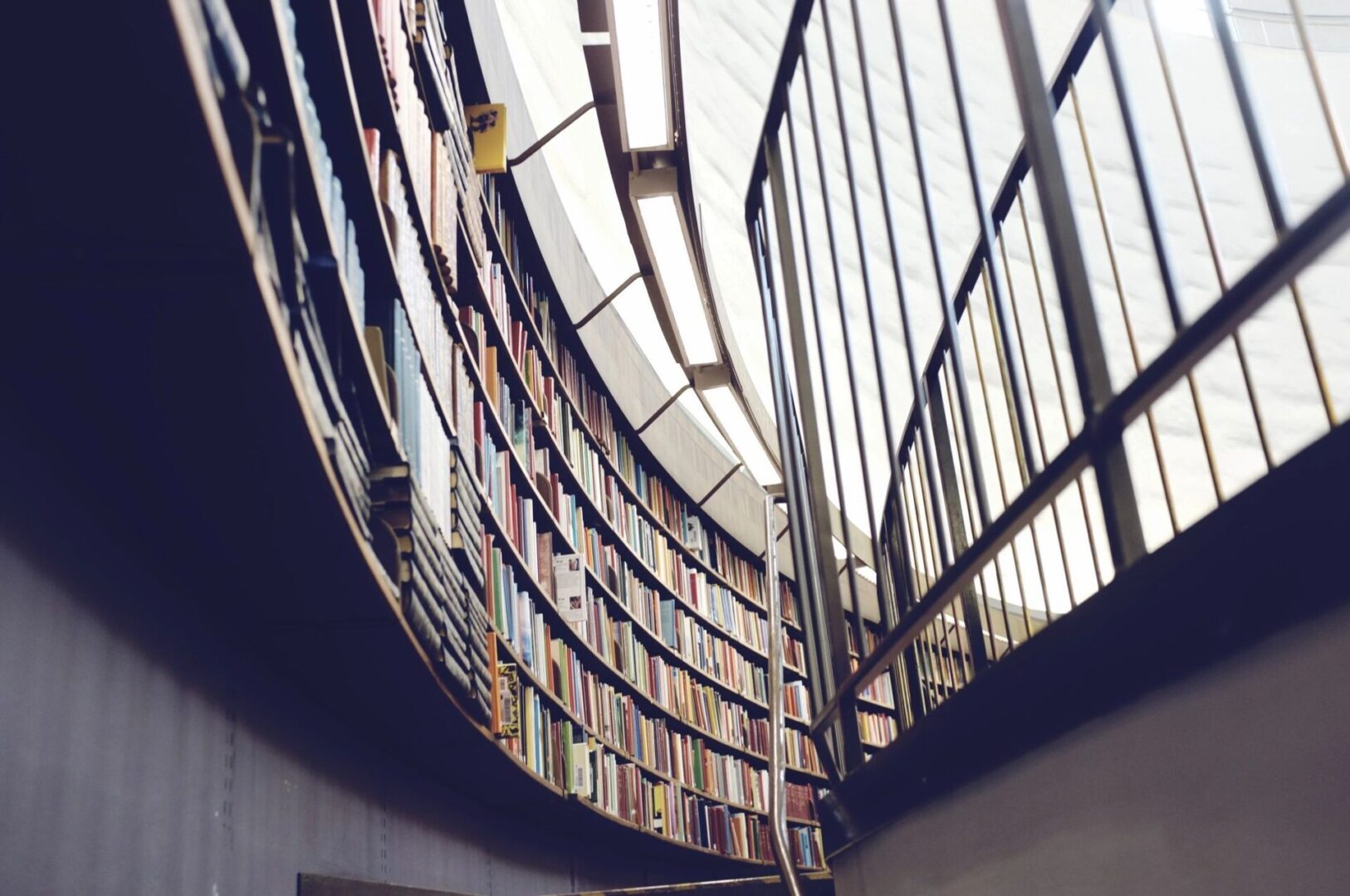 A library with many books on the shelves.